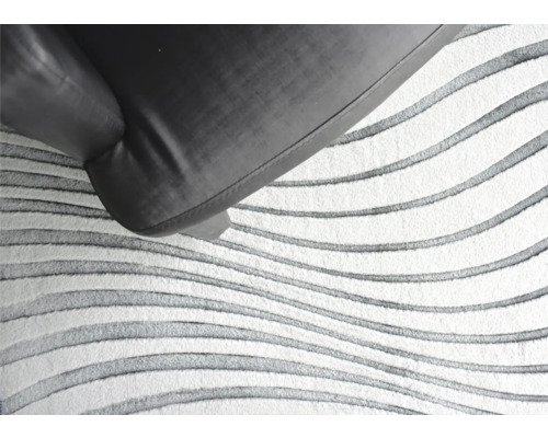 Détail d''un tapis à motif ondulé et d''un fauteuil
