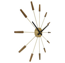 Wanduhr mit Holzdetails und goldenen Zeigern