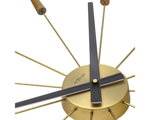 Horloge murale avec aiguilles et cadran doré