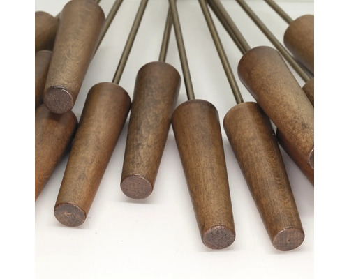 Plusieurs poignées en bois avec des tiges métalliques