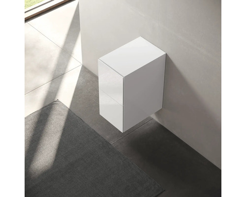 Weißer Hängeunterschrank mit zwei Schubladen im Badezimmer