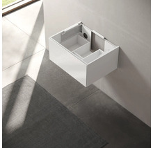 Meuble sous-vasque blanc avec compartiments pour montage mural dans la salle de bain.
