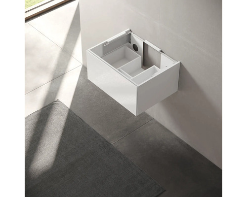 Meuble sous-lavabo blanc avec compartiments intérieurs pour montage mural dans la salle de bains.