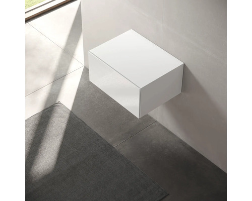 Weißer Hängeunterschrank im Badezimmer.