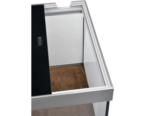 Detailansicht eines Terrariums mit Schiebetür und Einstreu