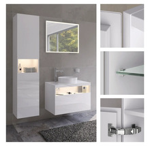 Salle de bains avec meuble-lavabo, miroir et armoire haute