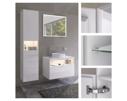 Badezimmer mit Waschtisch, Spiegel und Hochschrank