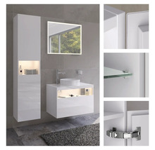 Salle de bains moderne avec lavabo, miroir, meuble-lavabo et armoire haute