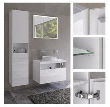 Salle de bains avec lavabo, miroir et armoire haute