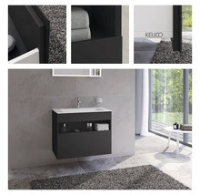 Salle de bains avec meuble sous-lavabo, lavabo, miroir et accessoires