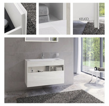 Salle de bains moderne avec meuble sous-lavabo blanc, étagères de rangement et miroir