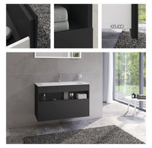 Salle de bains moderne avec meuble sous-lavabo et étagères.