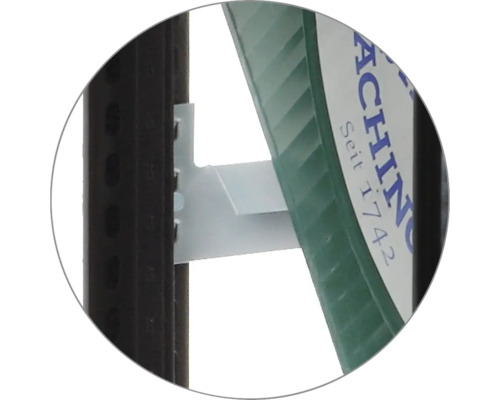 Detailaufnahme eines Regals mit Glaseinlegeboden und Halterung