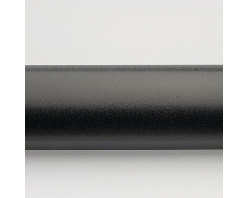 Detailaufnahme eines schwarzen Metallrohrs.
