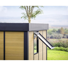 Gartenschuppen mit geöffnetem Fenster und Blick auf die Landschaft