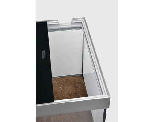 Vue détaillée d''un terrarium avec porte coulissante en verre partiellement ouverte et substrat de fond