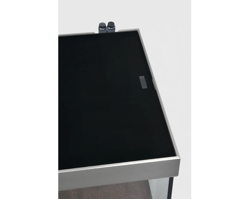 Detailansicht vun engem Aquarium mat schwaarzer Ofdeckung