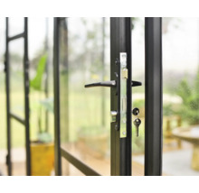 Gros plan d''une porte vitrée noire avec poignée de porte, serrure et clés.