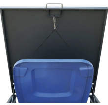 Geöffneter Mülltonnenboxdeckel mit Kette und Mülltonne