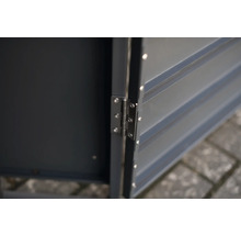 Detailansicht eines Metallschranks mit Scharnier