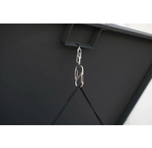 Detailansicht einer Hängevorrichtung mit Kette und Karabinerhaken