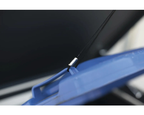 Vue détaillée d''une sangle de sécurité pour couvercle de poubelle