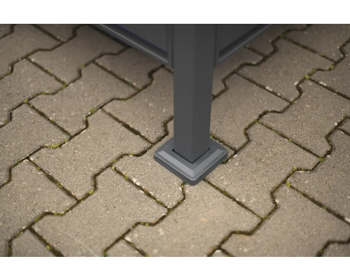 Detailaufnahme einer Pavillonsäule mit Fuss auf Pflastersteinen