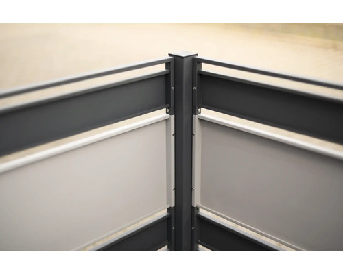 Detailansicht eines Sichtschutzzauns aus Aluminium und blickdichten Elementen für den Aussenbereich