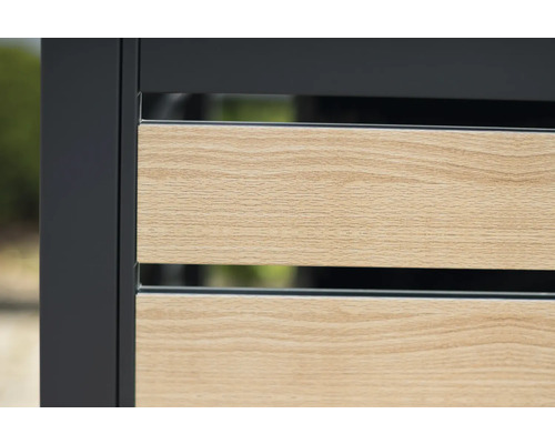 Vue détaillée d''un élément de clôture avec aspect bois et cadre