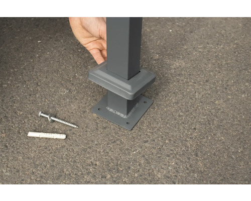 Befestigung eines Pfostens mit Schrauben und Dübel