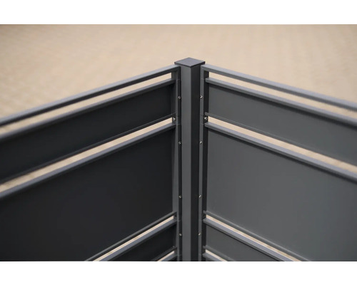 Gros plan d''un écran de confidentialité en métal avec des entretoises horizontales