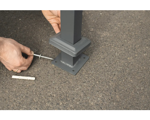 Fixation d''un poteau avec vis et cheville