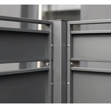 Detailansicht eines Gartenzauns aus Metall
