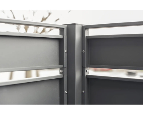 Detailaufnahme eines Metallzauns mit Pfosten
