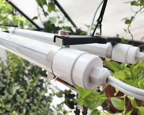 Zwei Pflanzenlampen mit Befestigungssystem