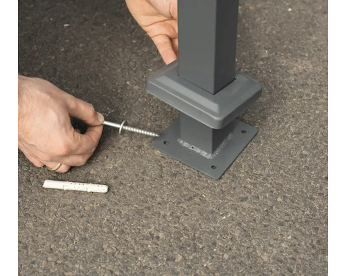 Befestigung eines Pfostenträgers mit Schraube und Dübel