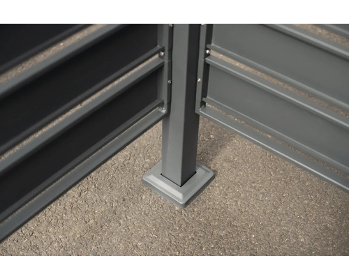 Detailansicht eines Zaunelements aus Metall mit Pfostenbefestigung