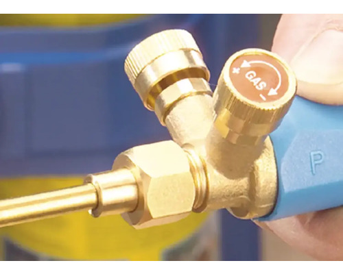 Gros plan d''un brûleur à gaz avec régulateur