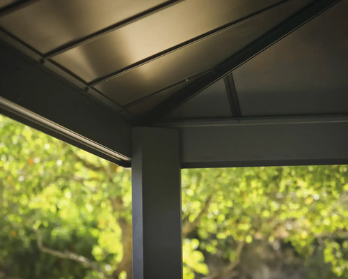 Detailansicht eines Gartenpavillons mit Metallelementen