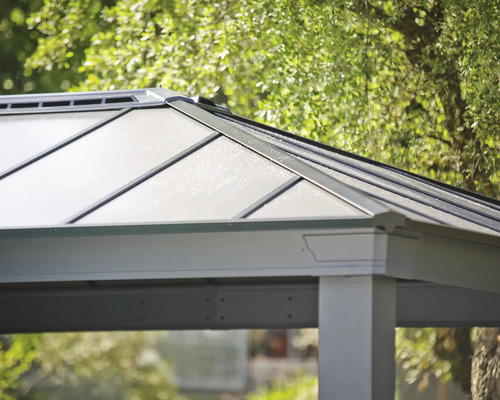 Detailaufnahme eines Pavillons mit transparentem Dach im Garten