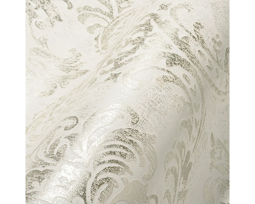 Gros plan d''un papier peint blanc avec un motif baroque argenté