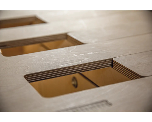 Nahaufnahme einer Holzplatte mit Aussparungen