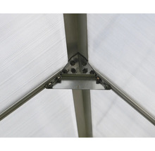Vue détaillée d''une construction de serre avec cadre en aluminium et panneaux transparents