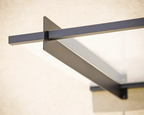 Detailansicht einer modernen Haustürüberdachung aus Metall und Glas