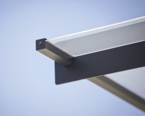 Detailansicht einer Terrassenüberdachung mit integrierter Beleuchtung