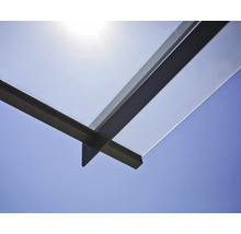 Detailansicht einer Terrassenüberdachung aus Glas und Metall vor blauem Himmel