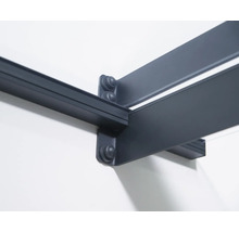 Nahaufnahme einer grauen Terrassenüberdachung an einer Wand