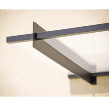 Detailansicht eines Vordachs mit Metallstruktur und klarer Abdeckung