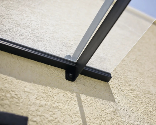 Detailansicht einer montierten Haustürüberdachung