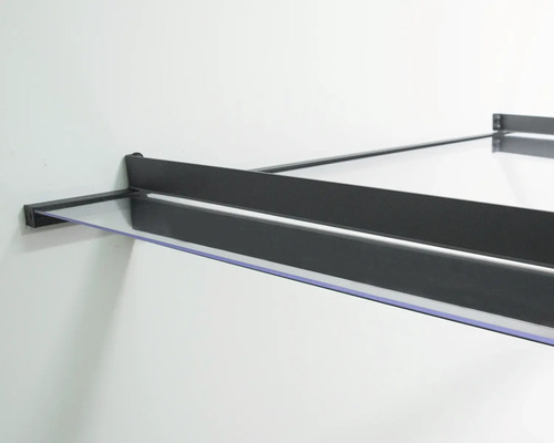 Vordach mit transparenter Abdeckung und dunklem Metallrahmen zur Wandmontage.